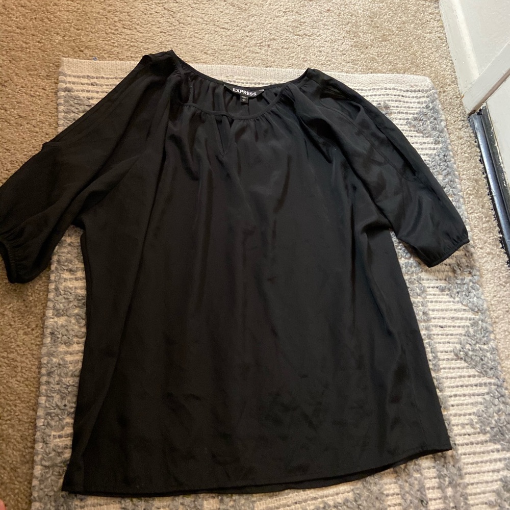 Shoulder keyhole shirt